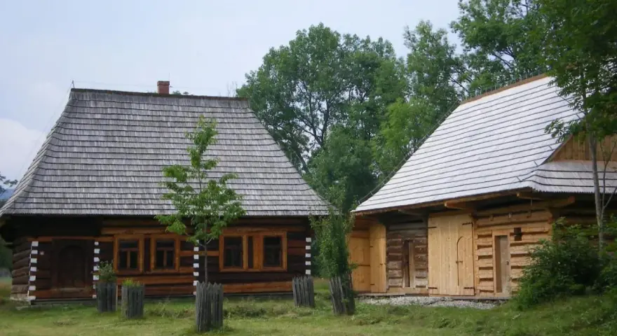 Drewniane chaty i ich urokliwe dachy to główne zubrzyca górna atrakcje. Warto odwiedzić to miejsce, by poczuć klimat dawnej wsi.