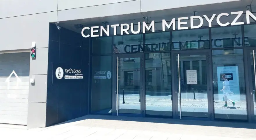 Wejście do Centrum Medycznego z napisem "Centrum Medyczne" i logo "Twój Lekarz".