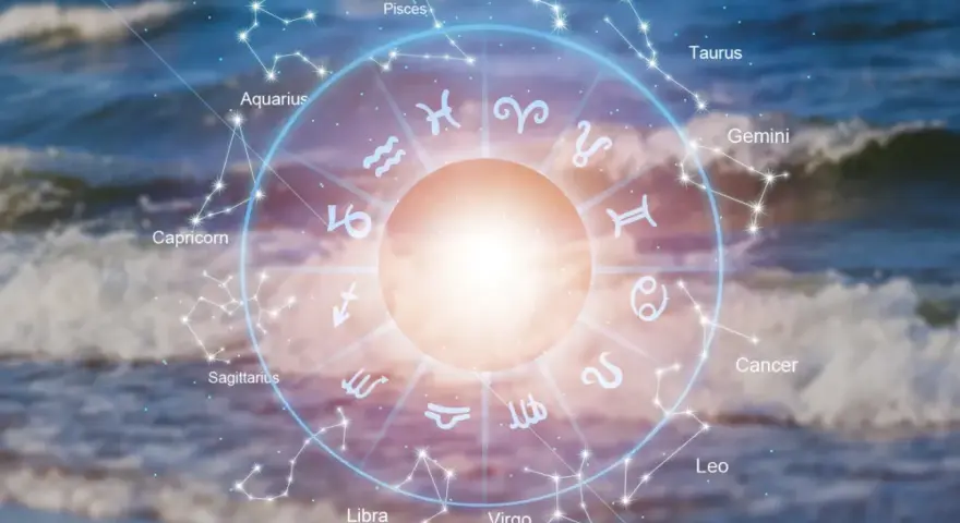 Odkryj swój horoskop na 2026 rok! Koło zodiaku i konstelacje na tle fal morskich zapowiadają kosmiczne przeżycia.