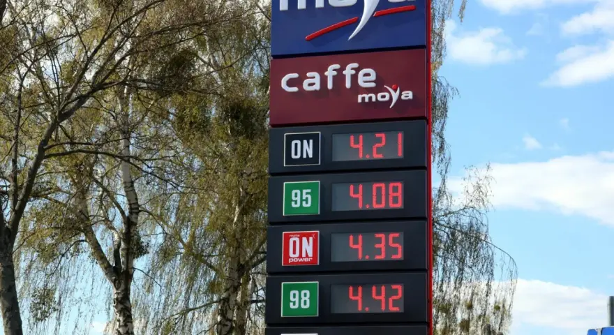 Cennik stacji Moya: ON 4.21, 95 4.08, ON Power 4.35, 98 4.42. Ile oleju napędowego z baryłki ropy?