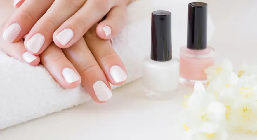 Shellac Nägel: 2 Wochen Glanz ohne Kompromisse? Der Experten-Check