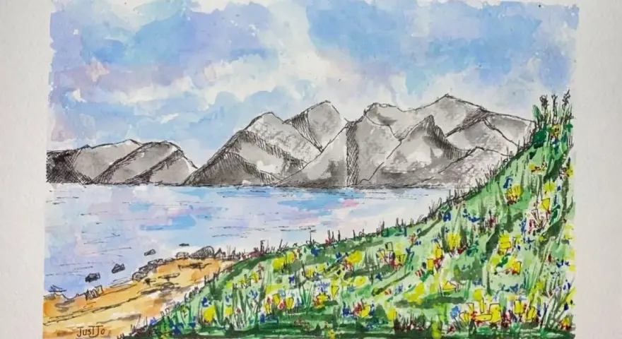 Aquarelle d'une côte rocheuse, d'une mer calme et de montagnes grises sous un ciel bleu nuageux. La colline est couverte de fleurs sauvages colorées, parmi les plus belles aquarelles de paysages.