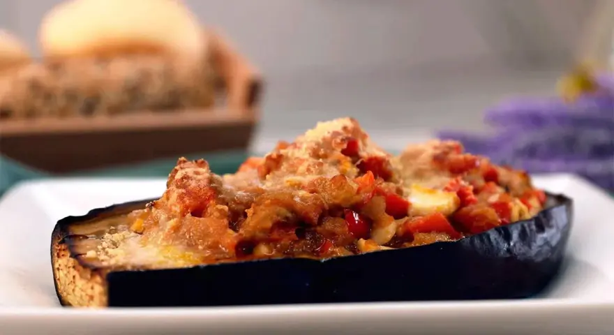 Berenjenas rellenas de atún, gratinadas con queso y trocitos de tomate. Un plato delicioso y fácil de preparar.