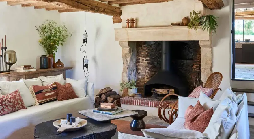 Interni accoglienti: le più belle case di campagna con camino in pietra, travi a vista e divani comodi.