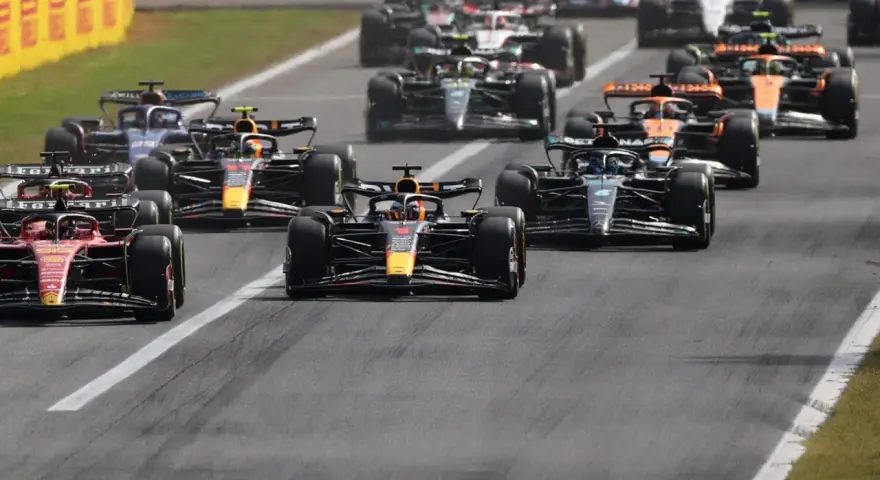 Coches de Fórmula 1 compiten en Zandvoort. Consulta el **horario F1 Zandvoort** para no perderte la acción.