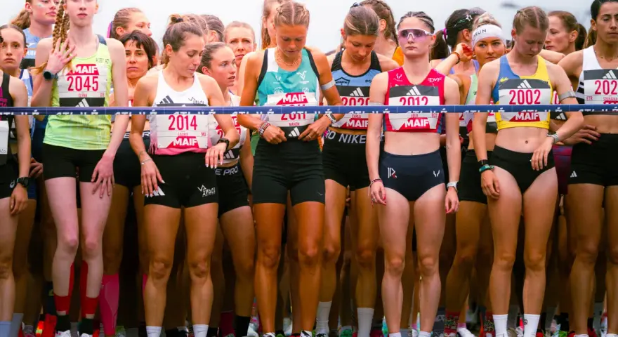 Des coureuses prêtes à en découdre, leurs dossards affichant des numéros comme 2045, 2014, 2012. Un aperçu du programme entrainement semi marathon.