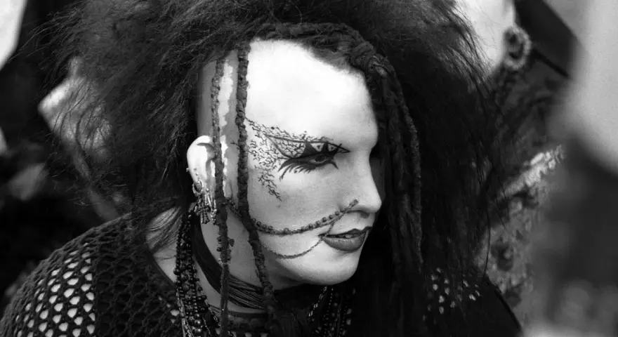 Ein Mitglied einer Gothic Rock Band mit auffälligem Make-up und Frisur.