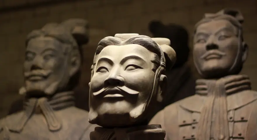 Visages des xian soldats en terre cuite, gardiens silencieux d'un empire millénaire.