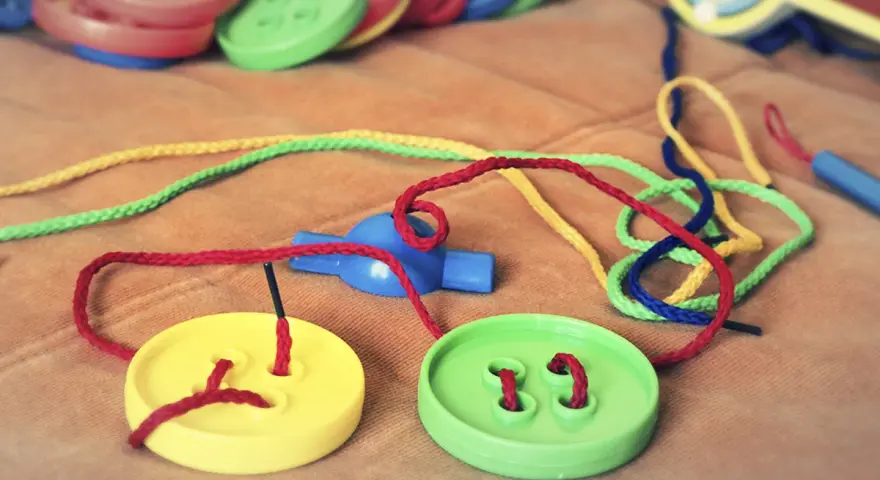 Zabawki sensoryczne dla 2 latka – jak wspierać rozwój dziecka?