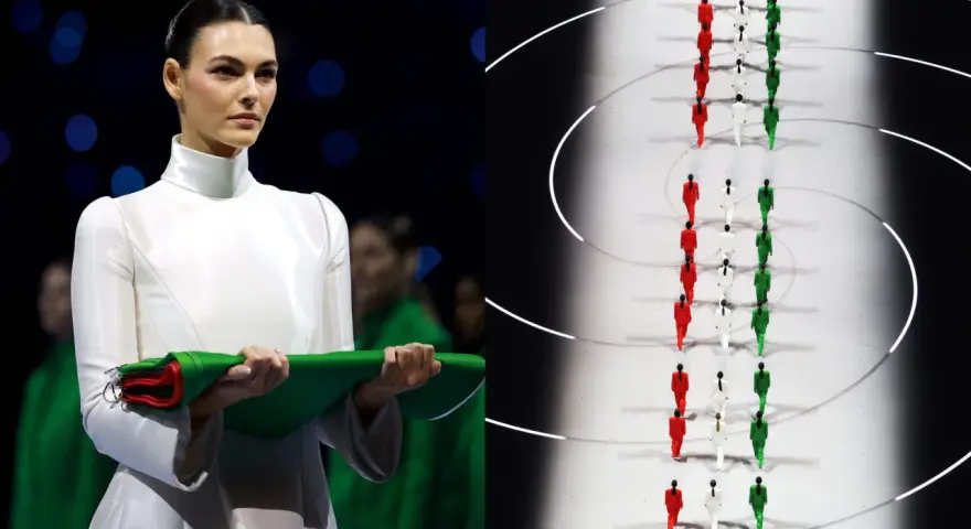 Vittoria Ceretti, con un abito bianco, tiene un fascio di bandiere tricolore. Sullo sfondo, atleti in fila con i colori italiani, un'evocazione della vittoria alle Olimpiadi.