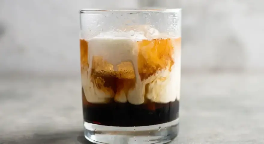 Warstwowy drink z likierem kawowym, śmietanką i lodem. Idealny na wieczorne chwile relaksu.