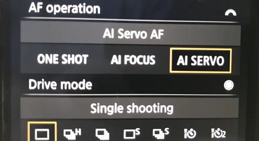 Menu appareil photo : AF operation, AI Servo AF, ONE SHOT, AI FOCUS, AI SERVO. Le mode AI SERVO est sélectionné.