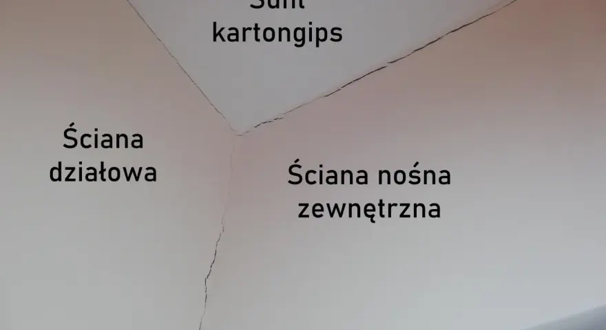 Widoczne pęknięcia ścian w nowym domu, na suficie karton-gips, ścianie działowej i zewnętrznej nośnej.