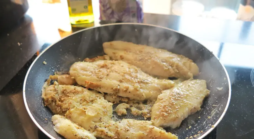 Pangasiusfiléer steks i en panna med sesamfrön och kryddor. Ett enkelt pangasius recept för en god middag.