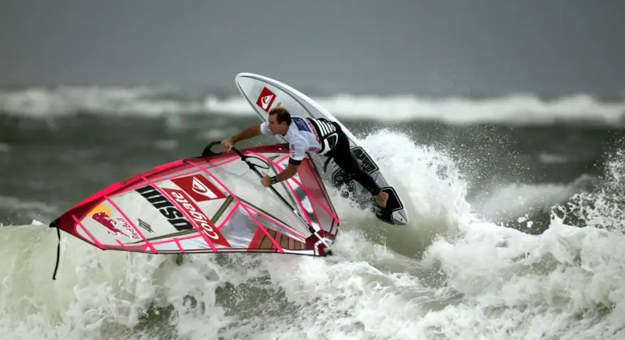 Windsurfing: Co to znaczy? Zacznij przygodę z deską i wiatrem!