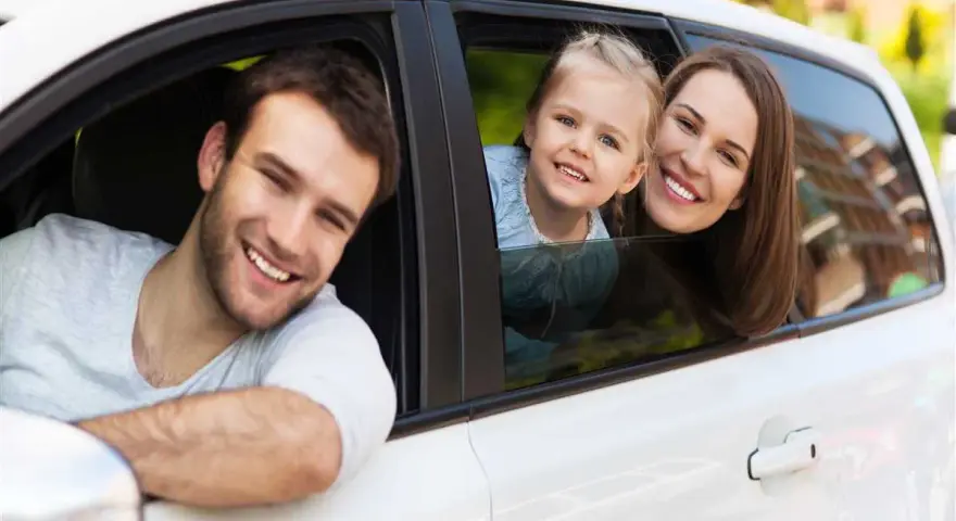 Famiglia felice in auto, un nuovo inizio dopo il passaggio di proprietà auto tra familiari.