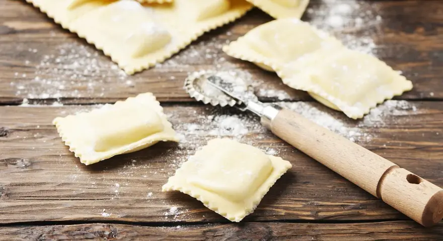 Jak zrobić tortellini? Przepis krok po kroku na idealne ciasto i farsz