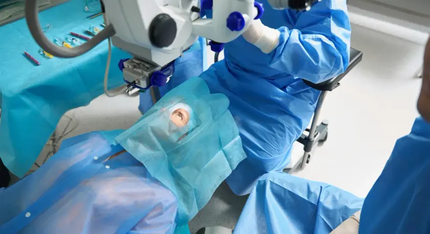 In sala operatoria, un occhio è pronto per l'intervento di cataratta. La durata dell'intervento è breve, circa 15-30 minuti per occhio.