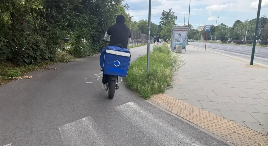 Motorower na drodze dla rowerów? Uniknij mandatu i zagrożeń!