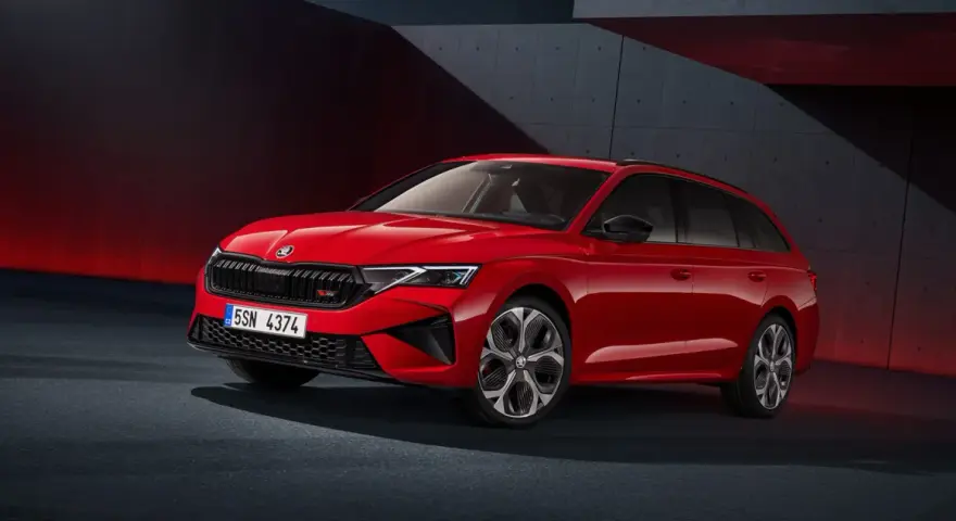 Czerwona Skoda Octavia RS kombi prezentuje sportowy design. Sprawdź aktualną skoda octavia cena i wyposażenie.