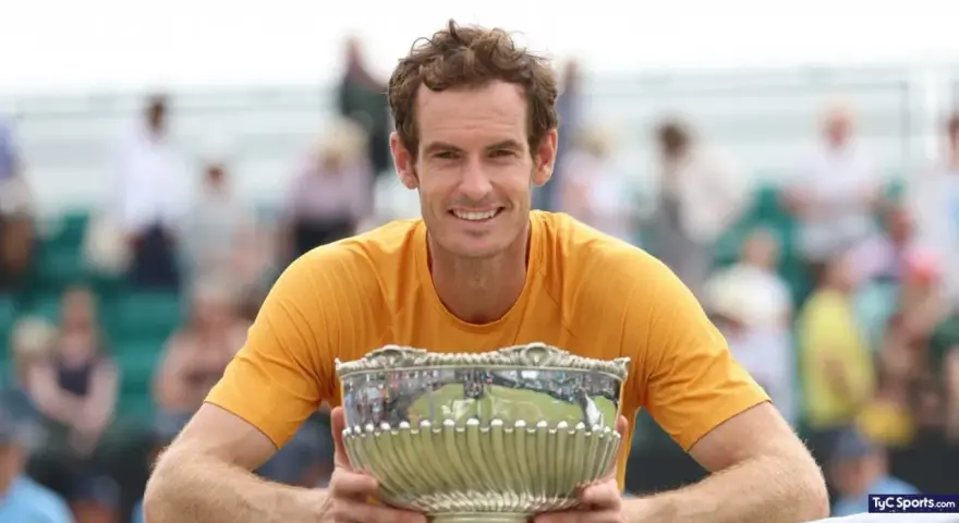 Andy Murray sonríe con un trofeo plateado, un reflejo de su impresionante palmarés.