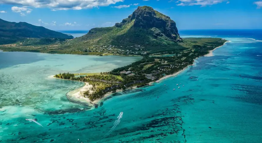 Widok na Le Morne Brabant, Mauritius. Czy warto tu przyjechać? Turkusowa woda, plaże i góry zachwycają.