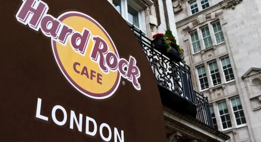 Das erste Hard Rock Cafe in London, mit seinem ikonischen Logo und der historischen Architektur im Hintergrund.