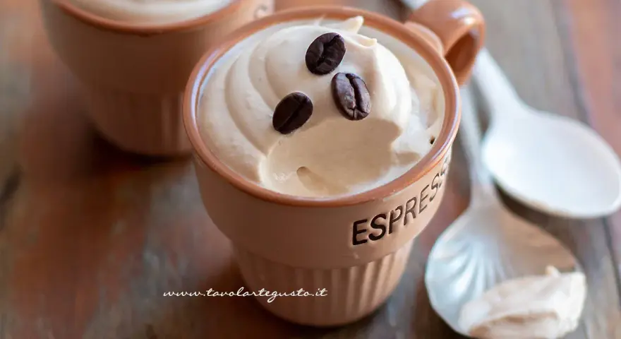 Cremoso caffè del nonno in tazzine, guarnito con chicchi di caffè. Un dolce che sa di casa e tradizione.