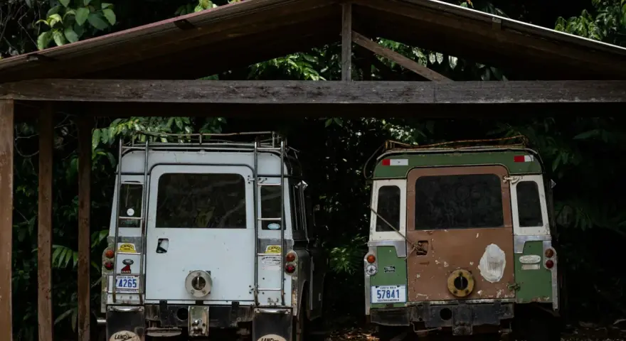 Två Land Rovers under ett tak, redo för äventyr. Kanske en framtida carport för dessa klassiker?
