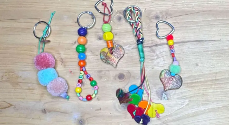 Bunte Schlüsselanhänger mit Herzen und Perlen, perfekt zum Muttertagsgeschenk selber basteln.