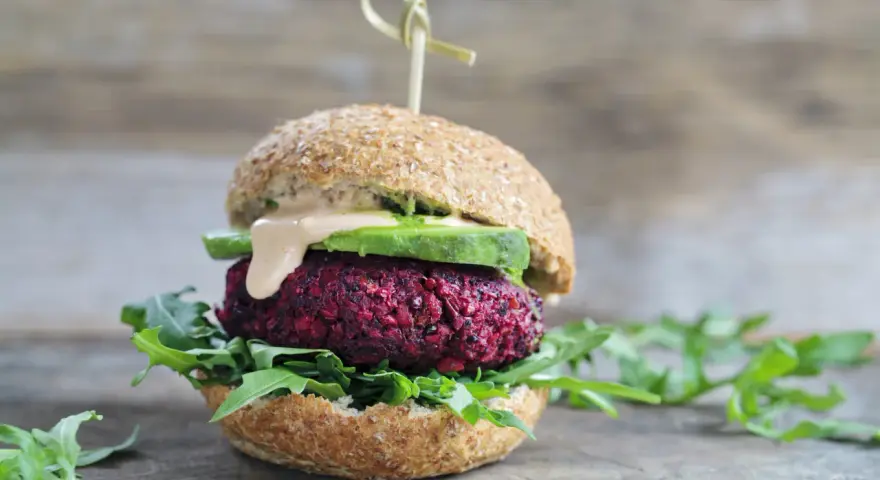 Sekret zwartego burgera: Grilluj bez rozpadania! Poradnik.