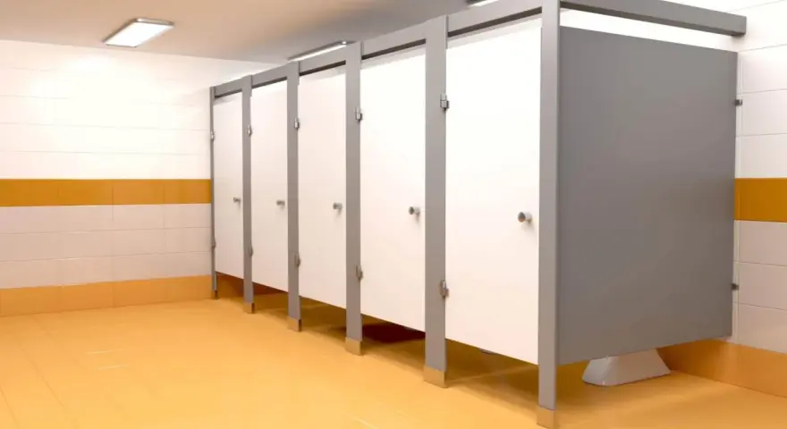 Czyste, nowoczesne kabiny toalety w placówce edukacyjnej, zapewniające dbałość o bezpieczne i higieniczne warunki nauki wychowania i opieki.