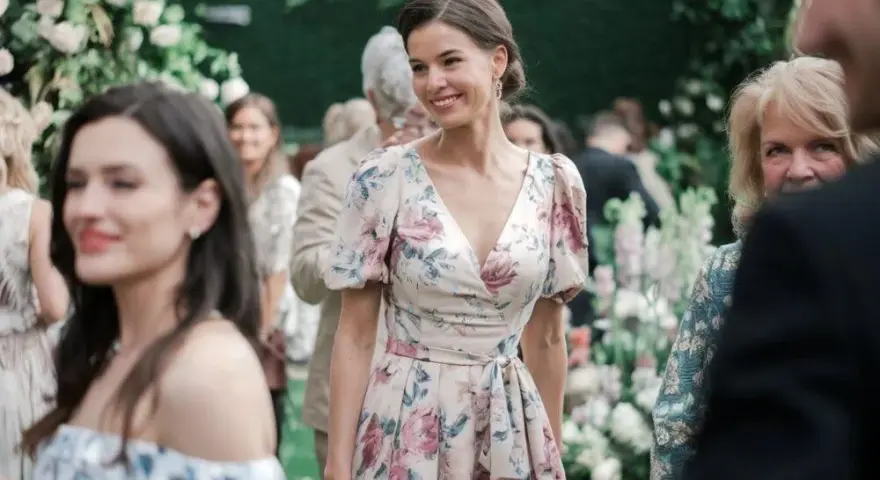 Sukienka w kwiaty na wesele? Odkryj sekrety perfekcyjnej stylizacji