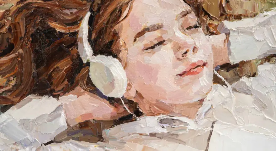 Retrato de una joven con auriculares, sumergida en el impresionismo musical. Su rostro relajado y ojos cerrados transmiten la profunda conexión con la melodía.