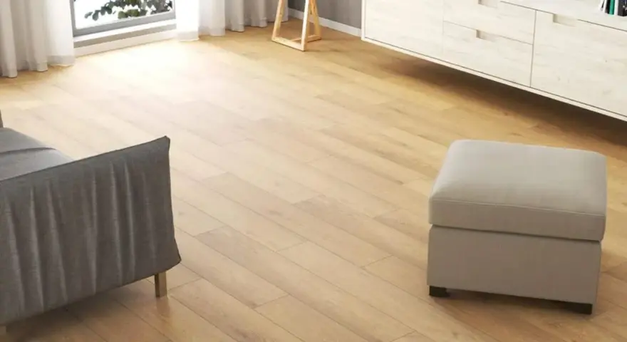 Jasne, oto propozycja:

Nowoczesny salon z jasnymi panelami winylowymi z twardym rdzeniem, szarą sofą i pufą.