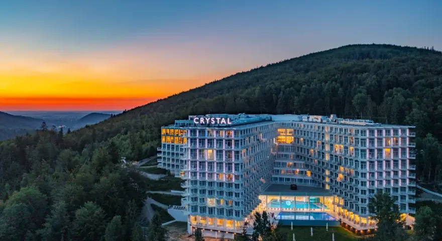 Nowoczesny hotel Crystal, otoczony lasem, z basenem i widokiem na zachód słońca. To z pewnością najlepszy hotel w Polsce.