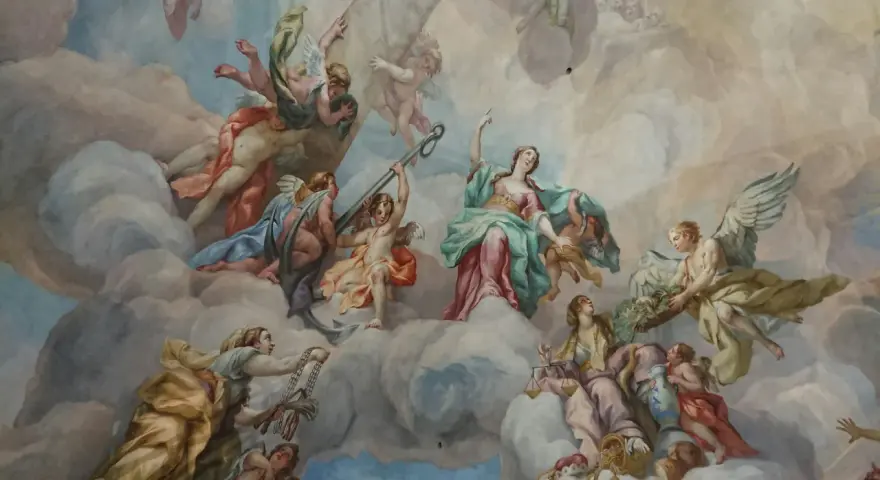Deckenmalerei mit vielen geflügelten Figuren, die durch Wolken schweben. Eine Frau mit Waage wirkt wie ein engel auf erden.
