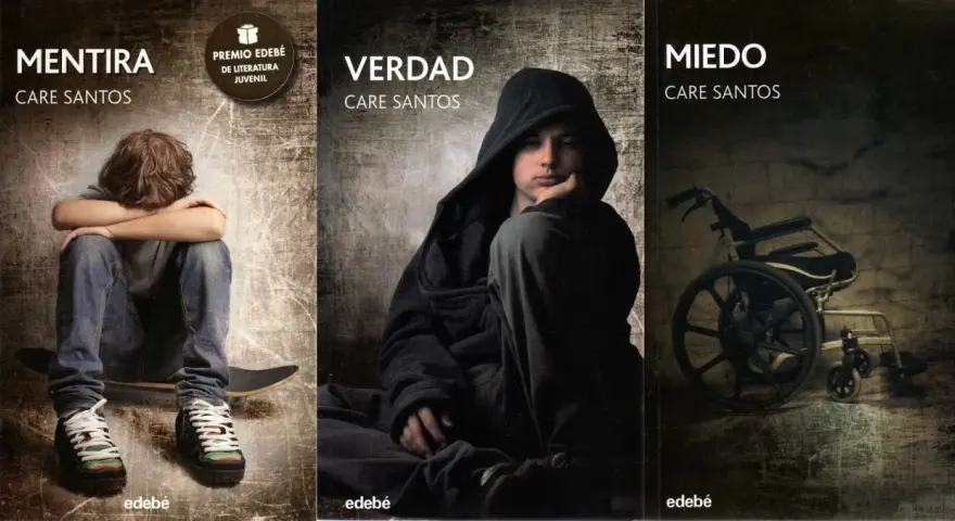 Resumen de "Mentira" de Care Santos: un joven triste sentado en un patinete, otro con capucha pensativo y una silla de ruedas vacía.