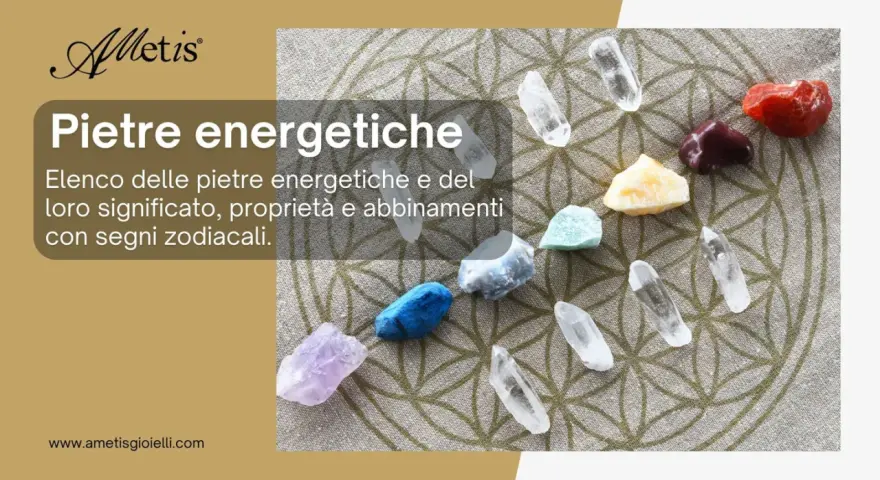 Pietre colorate disposte su un tessuto con il simbolo del Fiore della Vita. Il testo parla del significato delle gemme.