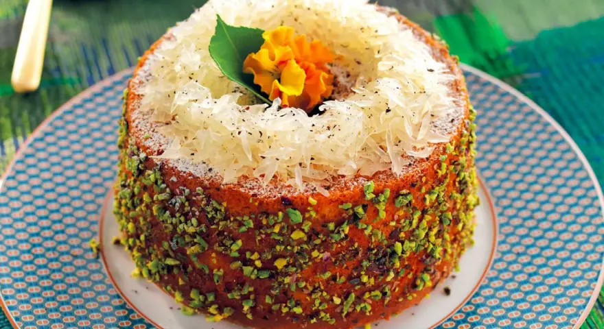 Chiffon cake ricetta: torta soffice decorata con pistacchi, pompelmo e un fiore.