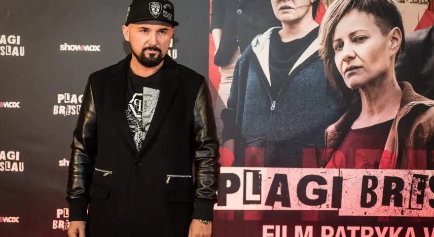 Patryk Vega na premierze filmu "Plagi Breslau". Reżyser w czapce i skórzanej kurtce.