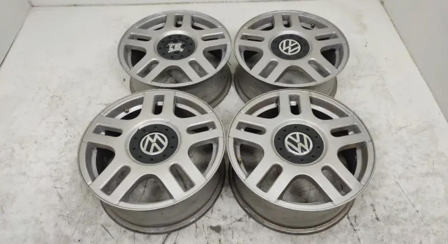 Cztery aluminiowe felgi do VW Golfa IV. Rozstaw śrub 5x100.