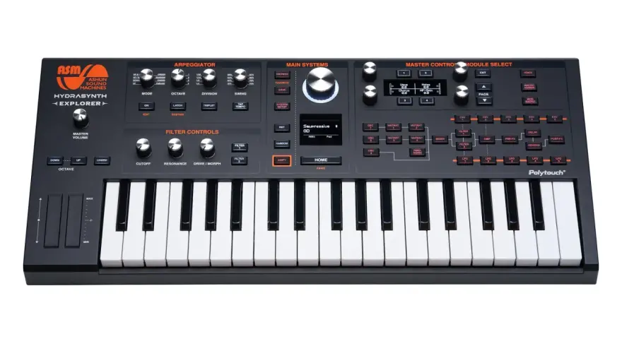 Czarny syntezator ASM Hydrasynth Explorer z klawiaturą i licznymi pokrętłami oraz przyciskami do tworzenia dźwięków.