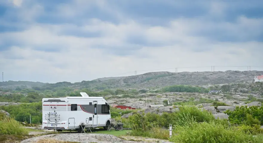 Husbil parkerad på en campingplats i Norra Sverige under en sommar. En perfekt plats för en roadtrip norra Sverige sommar.