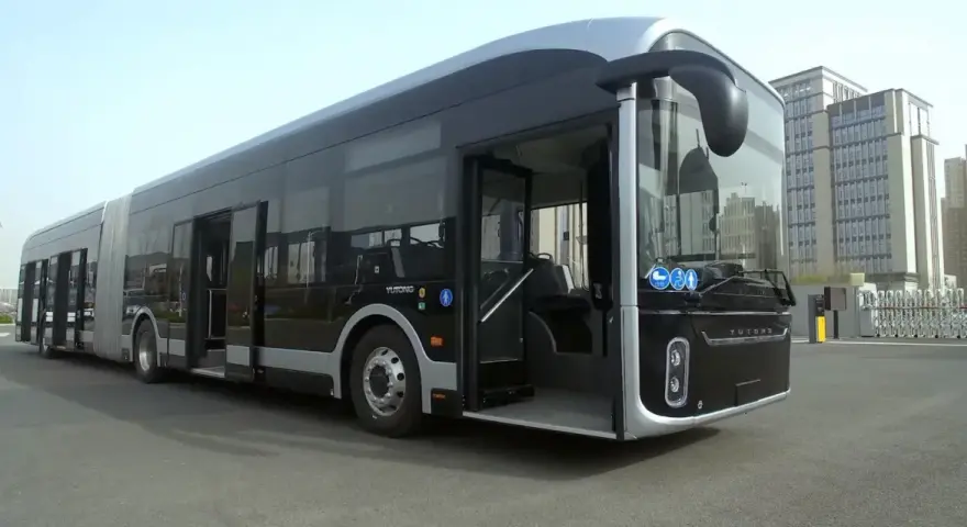 Nowoczesny, czarny yutong autobus przegubowy z otwartymi drzwiami, gotowy do przyjęcia pasażerów.