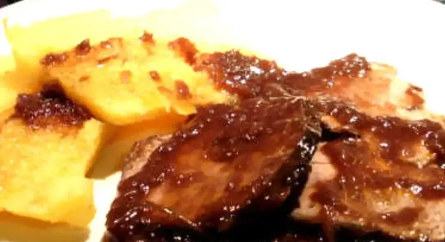 Stracotto al Chianti succulento su un letto di polenta dorata. Un piatto che profuma di tradizione e sapori intensi.