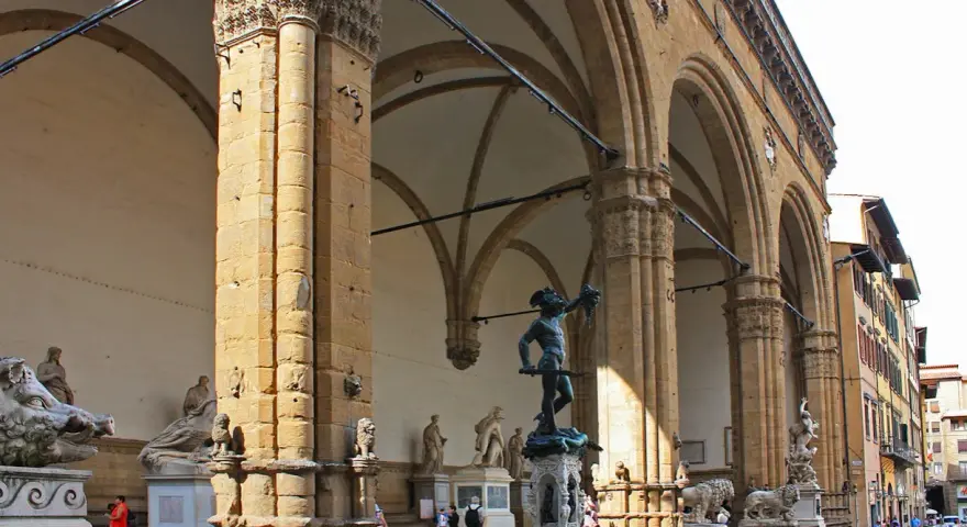 Rzeźba architektoniczna: odkryj jej znaczenie i wpływ na architekturę