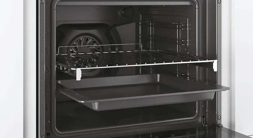 Interior de un horno moderno con rejilla y bandeja de hornear.