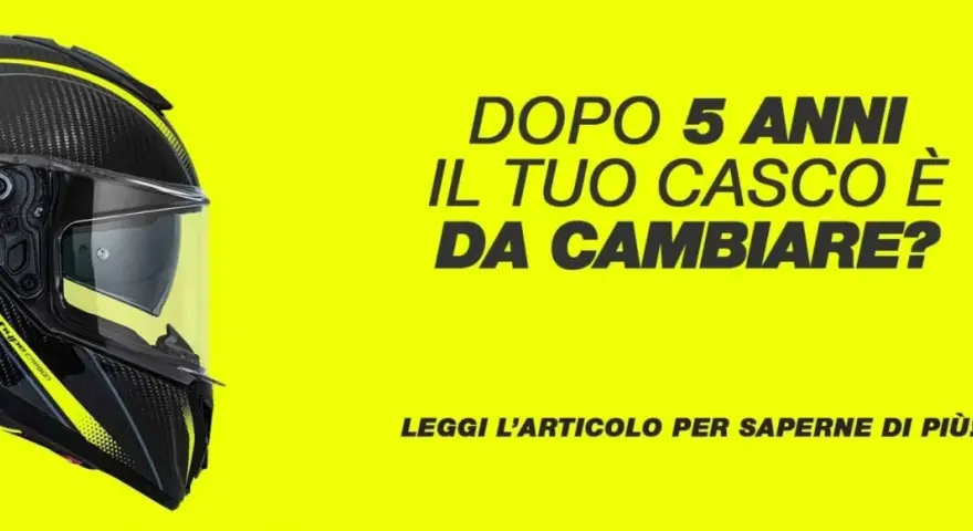 Casco da moto in carbonio con grafica gialla, con testo che chiede se il casco è da cambiare dopo 5 anni, rispettando l'e11 omologazione.