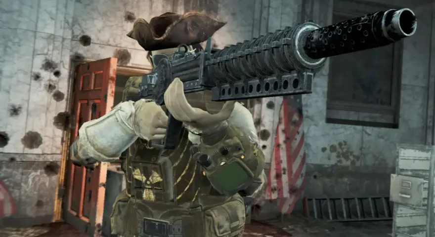 Personaje con sombrero de pirata y arma pesada, listo para la acción en Fallout 4. ¡Descubre trucos para dominar el Yermo!